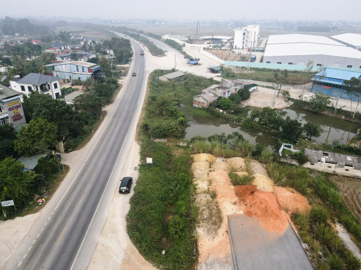 Một số đoạn đã được nhà thầu thi công thảm nhựa. Ảnh: Nguyễn Chung.