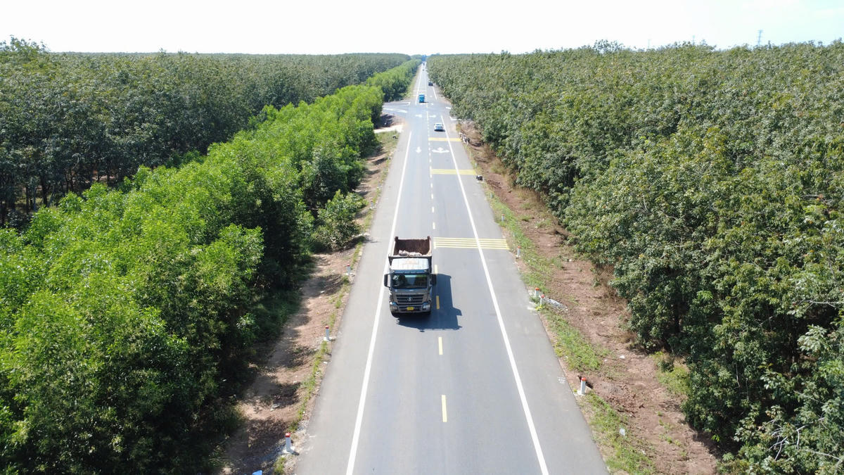 Đây là trục đường quan trọng nối liền trực tiếp khu vực Tây Nguyên và vùng đồng bằng sông Cửu Long rộng lớn. Ảnh: Đ.Xá.