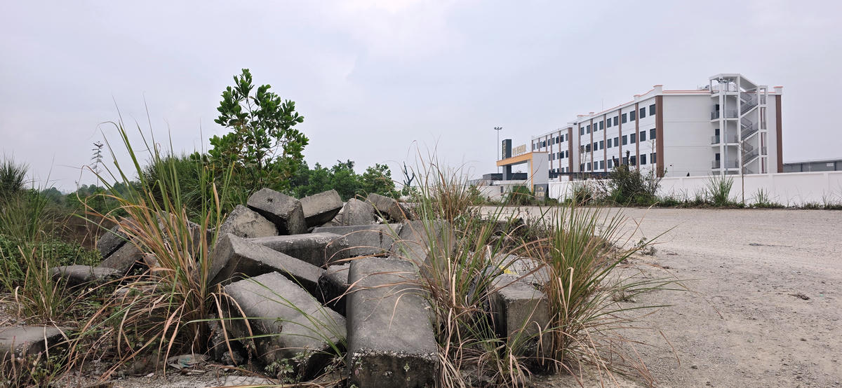 Vật liệu và một số hạng mục đã được thi công bắt đầu xuống cấp và hư hỏng. Ảnh: Nguyễn Chung.