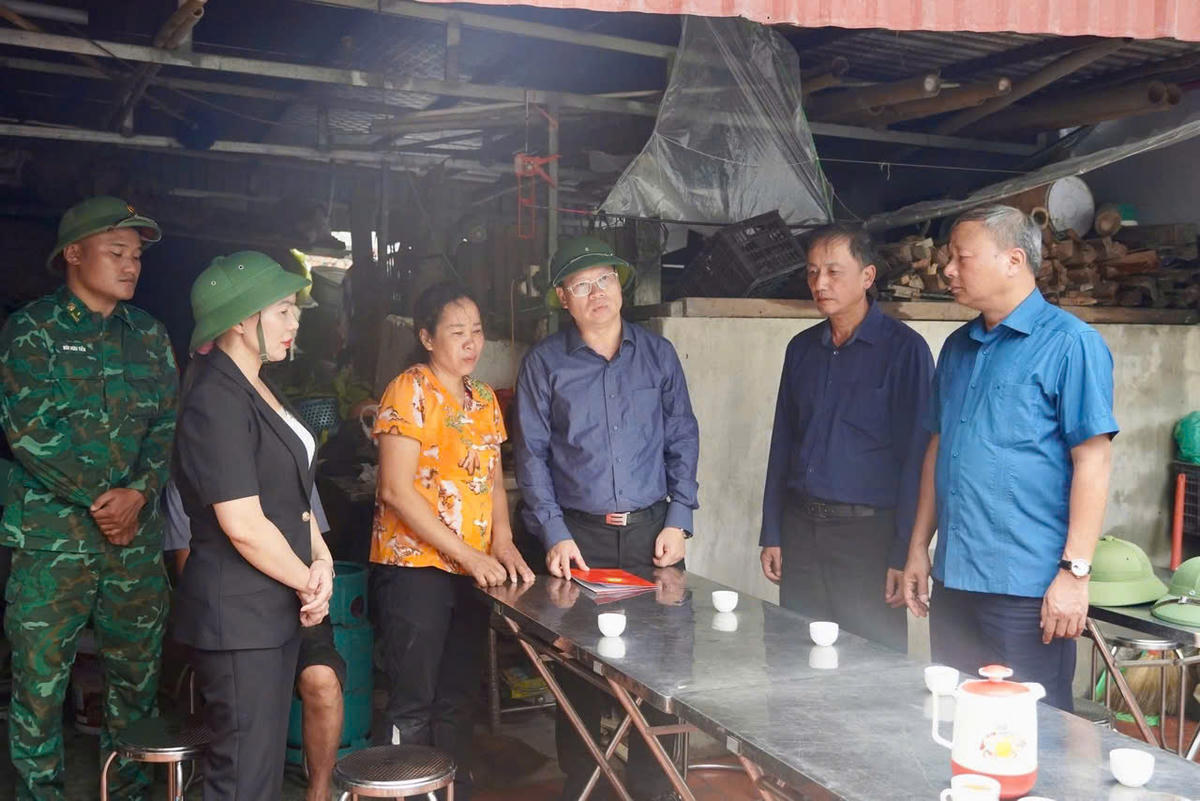 Lãnh đạo Ủy ban MTTQ Việt Nam tỉnh Hưng Yên thăm hỏi, động viên người dân xã Thái Thụy bị thiệt hại do lốc xoáy, xảy ra cuối tháng 9/2025. 	Ảnh: Duy Hưng.