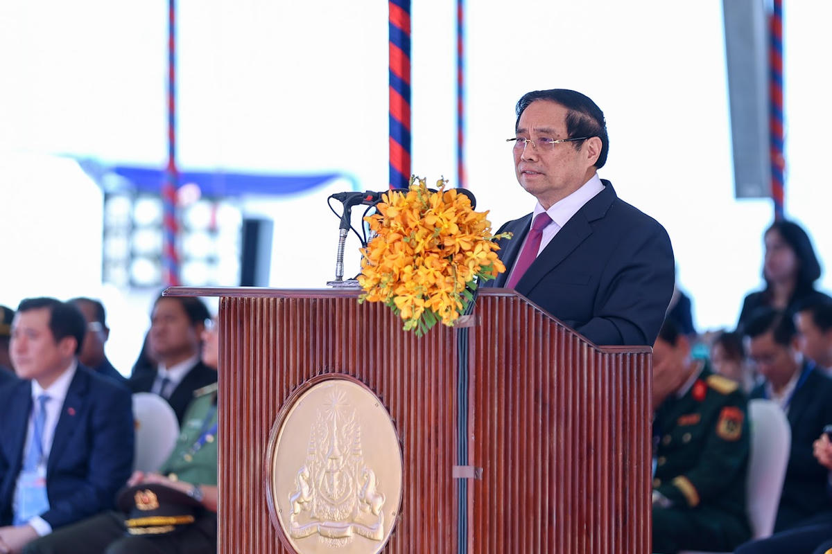Để cửa khẩu Tân Nam - Meun Chey đi vào hoạt động thông suốt, hiệu quả, Thủ tướng Phạm Minh Chính đề nghị các bộ, ngành, cơ quan và địa phương liên quan của hai nước tiếp tục phối hợp chặt chẽ, tập trung vào "5 tăng cường" - Ảnh: VGP/Nhật Bắc