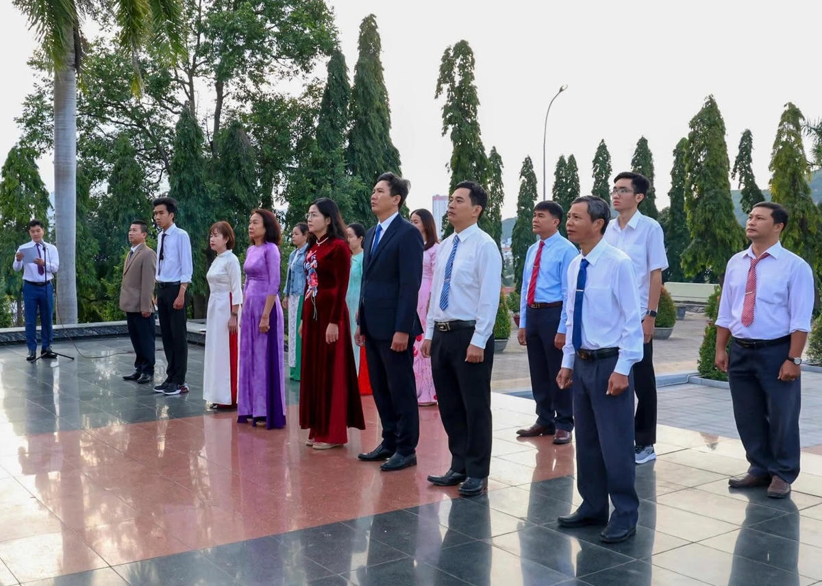 Các đại biểu dâng hoa, dâng hương, tưởng niệm các anh hùng, liệt sĩ. (ảnh H.L)