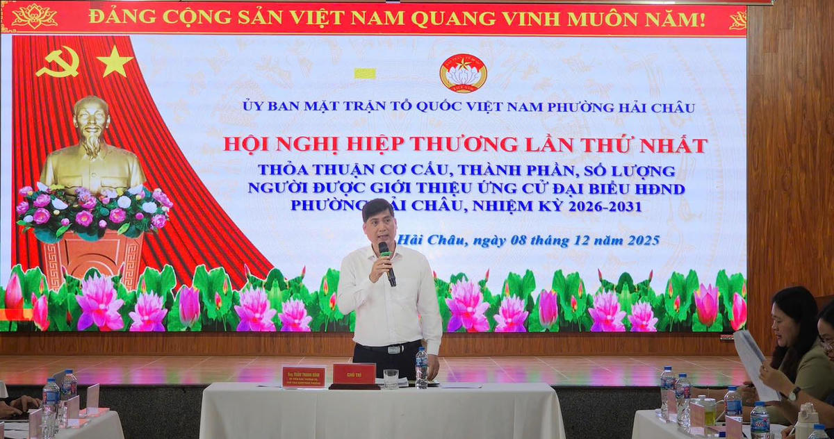 Ông Trần Thanh Bình, Chủ tịch Ủy ban Mặt trận Tổ quốc Việt Nam phường Hải Châu chủ trì hội nghị. Ảnh: Thùy Trang.