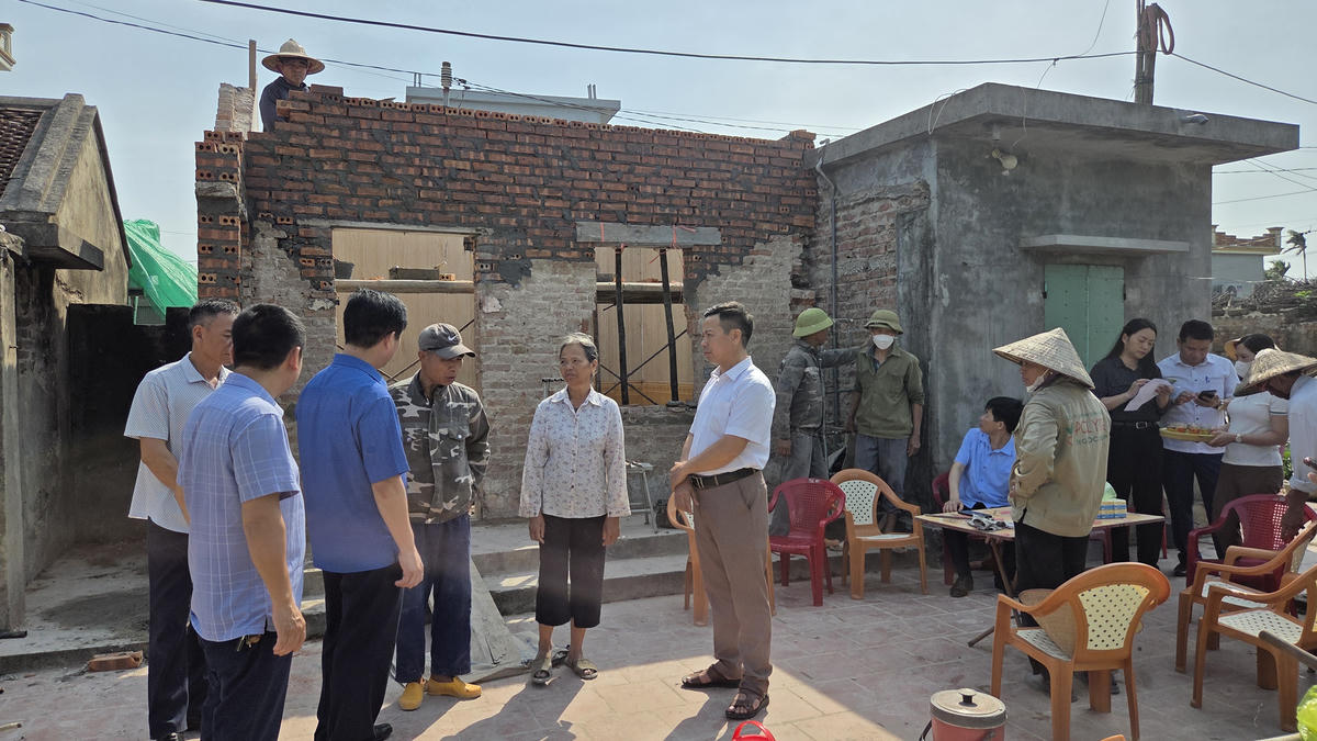 Lãnh đạo Ủy ban MTTQ Việt Nam tỉnh Hưng Yên kiểm tra tiến độ thực hiện Chương trình ủng hộ xóa nhà tạm, nhà dột nát tại xã Trà Giang.	 Ảnh: Duy Hưng.