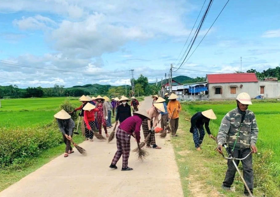 Người dân chung tay cải tạo cảnh quan nông thôn ngày càng xanh - sạch - đẹp. Ảnh: V. P