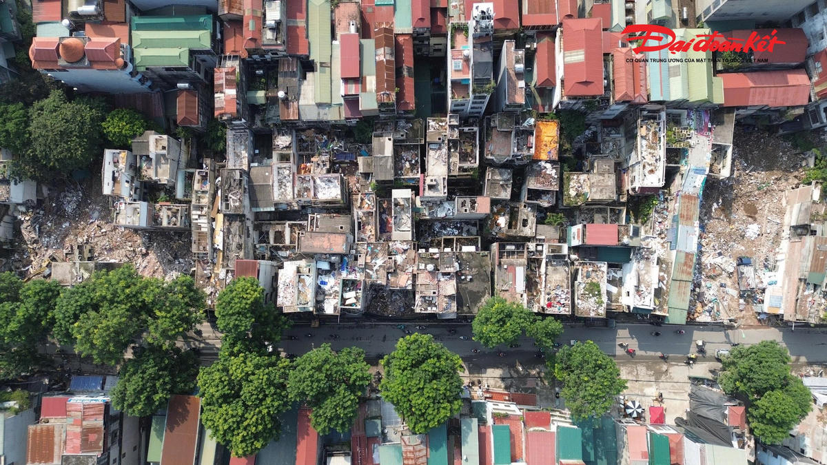 "Phường sẽ tiếp tục đồng hành, hỗ trợ người dân trong quá trình di dời và bảo đảm mọi chế độ, chính sách được thực hiện đầy đủ, thỏa đáng", ông Bình cho hay.. 