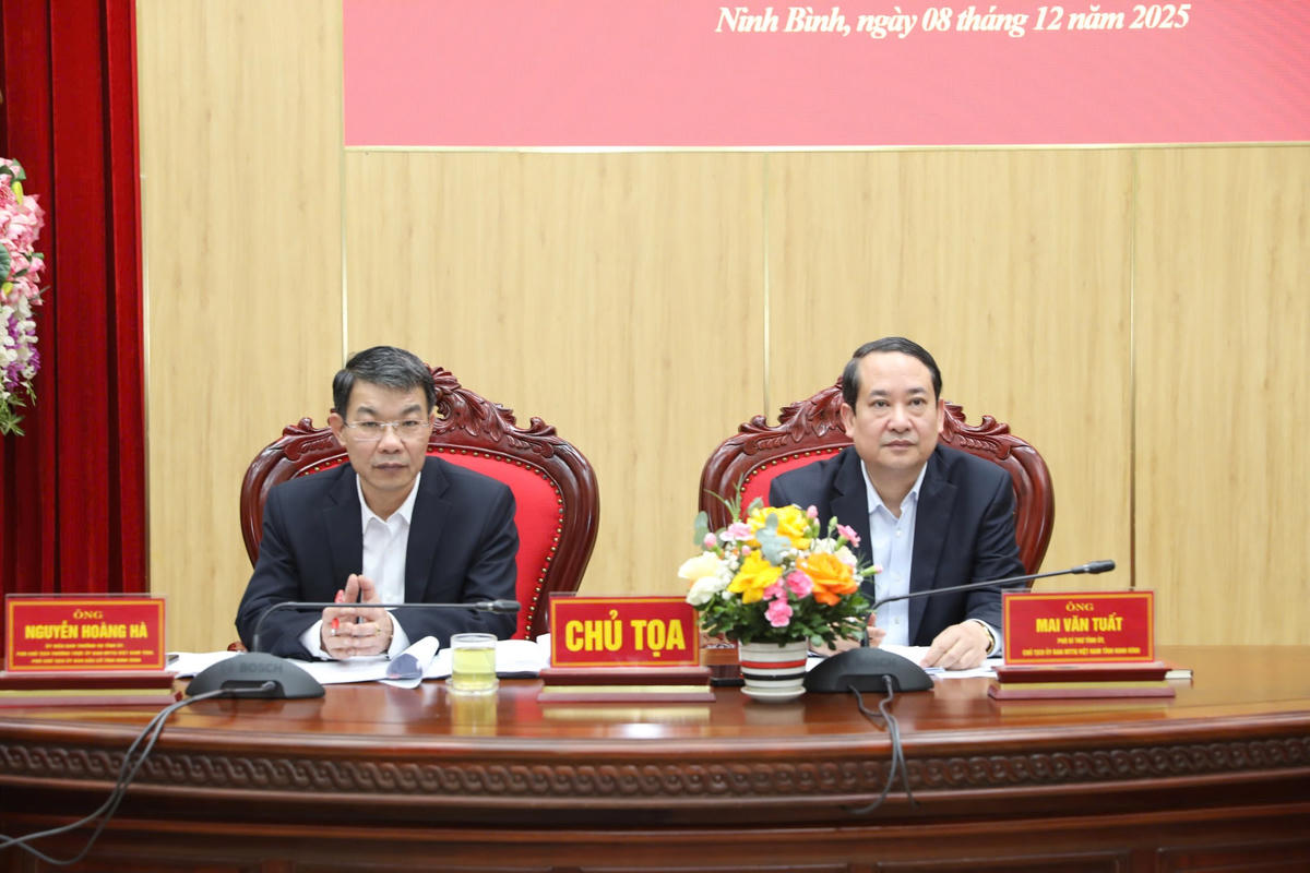 Ông Mai Văn Tuất - Phó Bí thư Tỉnh ủy, Chủ tịch Ủy ban MTTQ tỉnh và ông Nguyễn Hoàng Hà - Phó Chủ tịch Thường trực Ủy ban MTTQ tỉnh chủ trì các hội nghị hiệp thương. Ảnh: Đình Minh