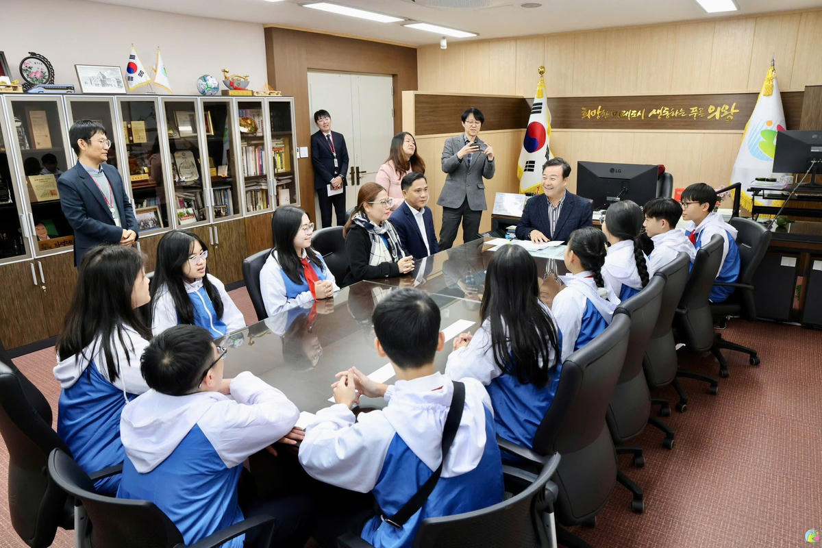 Ông Kim Sung Jei, Thị trưởng TP Uiwang trực tiếp chào đón đoàn học sinh. Ảnh: Đặng Ngọc Lam