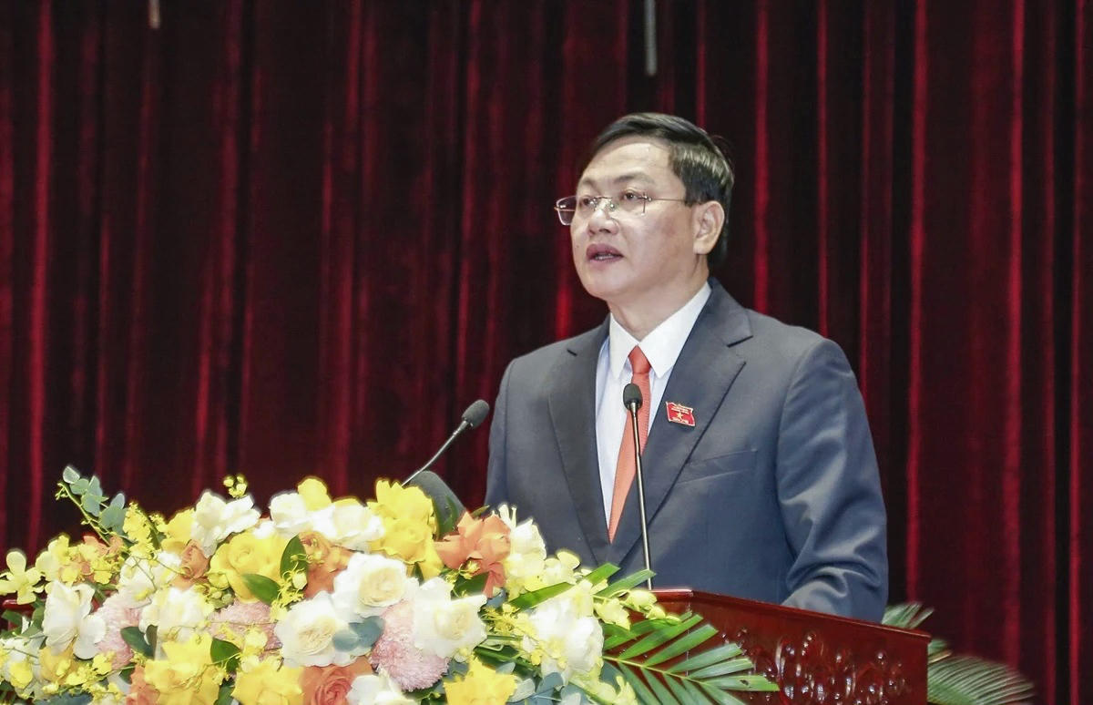 Phó Chủ tịch UBND tỉnh Mai Xuân Liêm thông tin về tình hình kinh tế - xã hội, quốc phòng - an ninh năm 2025 và kế hoạch năm 2026. Ảnh: Lê Hợi