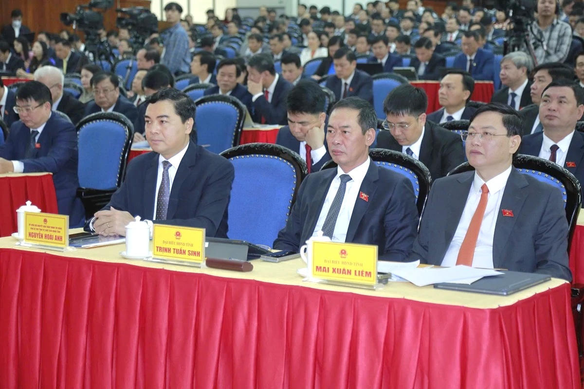 Phó Bí thư Tỉnh ủy, Chủ tịch Ủy ban MTTQ tỉnh Trịnh Tuấn Sinh và Chủ tịch UBND tỉnh Nguyễn Hoài Anh dự kỳ họp. Ảnh: Lê Hợi