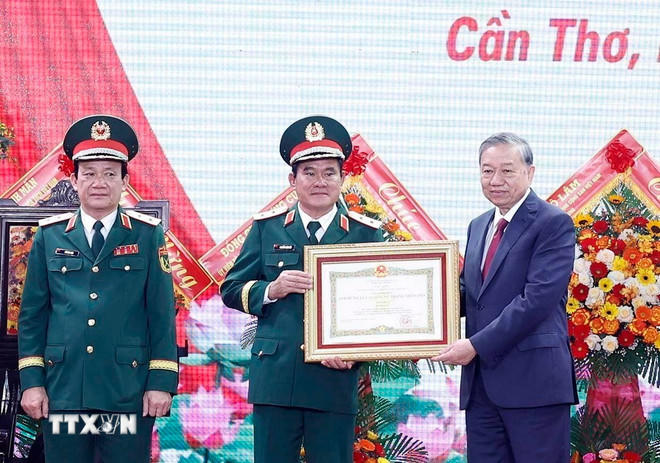 Tổng Bí thư Tô Lâm, Bí thư Quân ủy Trung ương trao Danh hiệu Anh hùng lực lượng vũ trang nhân dân tặng Quân khu 9. (Ảnh: Thống Nhất/TTXVN).