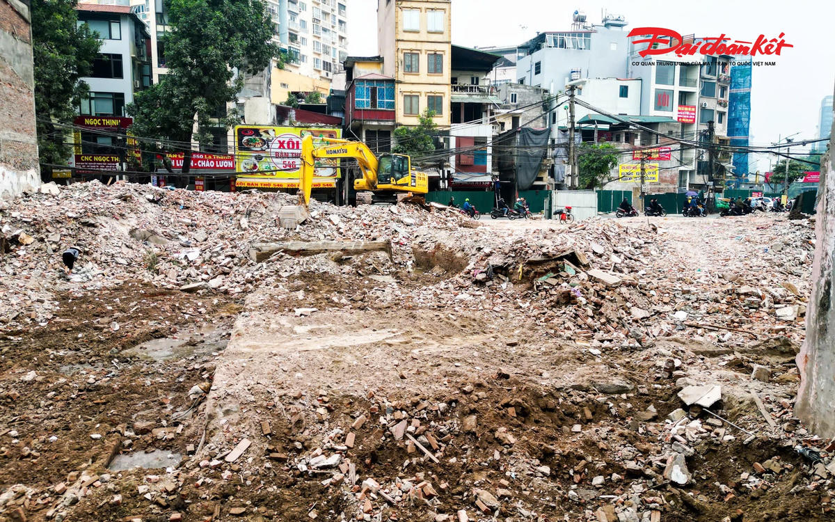 Máy xúc, máy cắt, xe tải vận chuyển phế liệu được bố trí để tháo dỡ nhanh các công trình nằm trong phạm vi giải tỏa.