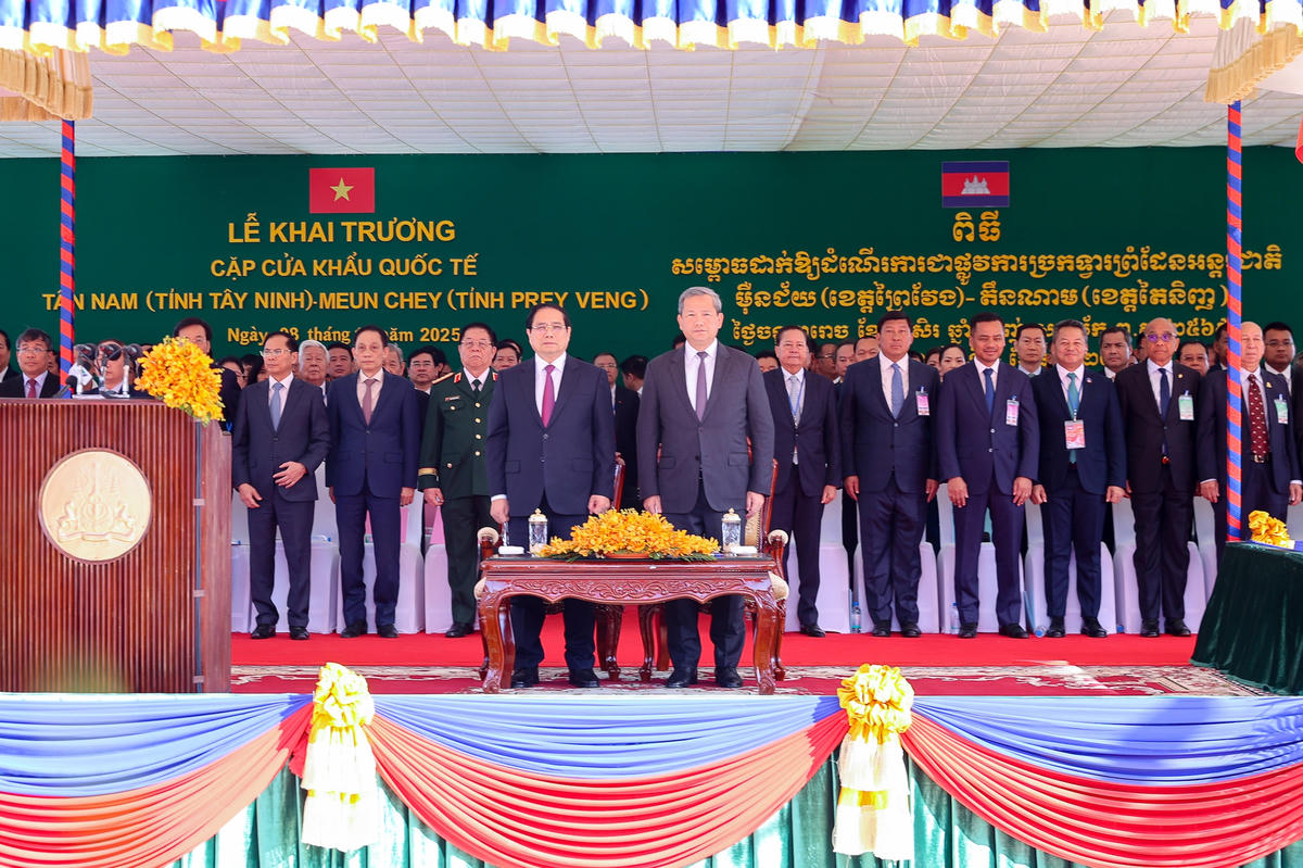 Thủ tướng Chính phủ Phạm Minh Chính cùng Thủ tướng Vương quốc Campuchia Samdech Thipadei Hun Manet đồng chủ trì lễ khai trương cặp cửa khẩu quốc tế Tân Nam (tỉnh Tây Ninh) - Meun Chey (tỉnh Prey Veng, Campuchia) - Ảnh: VGP/Nhật Bắc