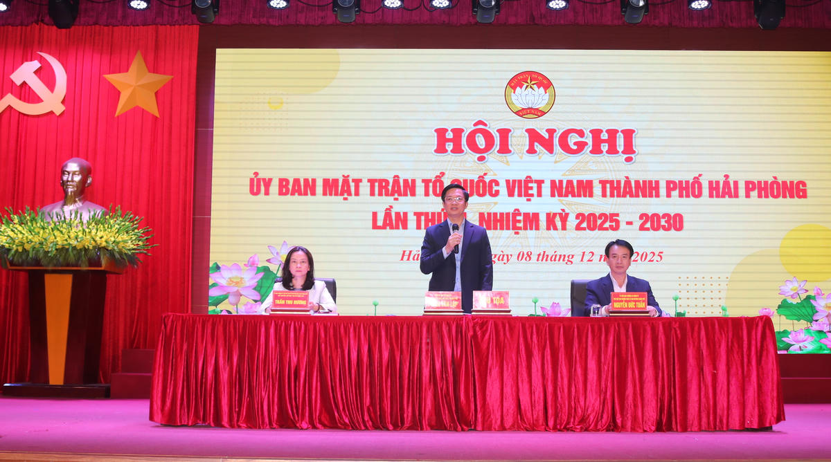 Phó Bí thư Thành ủy, Chủ tịch Ủy ban MTTQ Việt Nam thành phố Phạm Văn Lập điều hành hội nghị. Ảnh: PT.&nbsp;