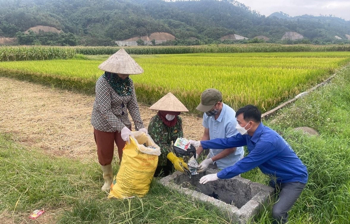 Bà con nông dân trên địa bàn tỉnh tham gia thu gom bao bì thuốc bảo vệ thực vật sau sử dụng. Ảnh: Đức Nam