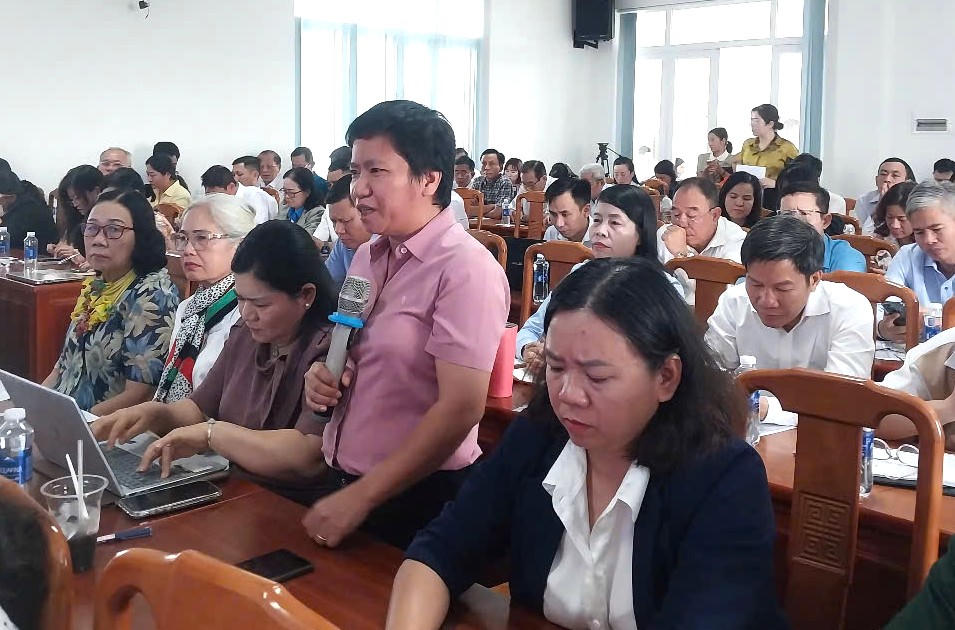 Đại diện đại biểu góp ý tăng tỷ lệ đại biểu ở lĩnh vực kinh tế - công nghiệp. Ảnh: S.X