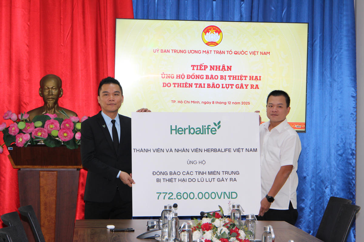 Ông Nguyễn Hải Nam tiếp nhận ủng hộ từ đại diện Herbalife Việt Nam. Ảnh: Quốc Định.