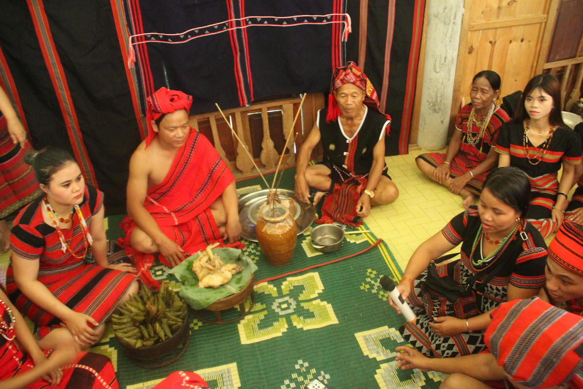 Tái hiện lễ cưới truyền thống của đồng bào dân tộc Pa Cô ở A Lưới. Ảnh: N.Q.