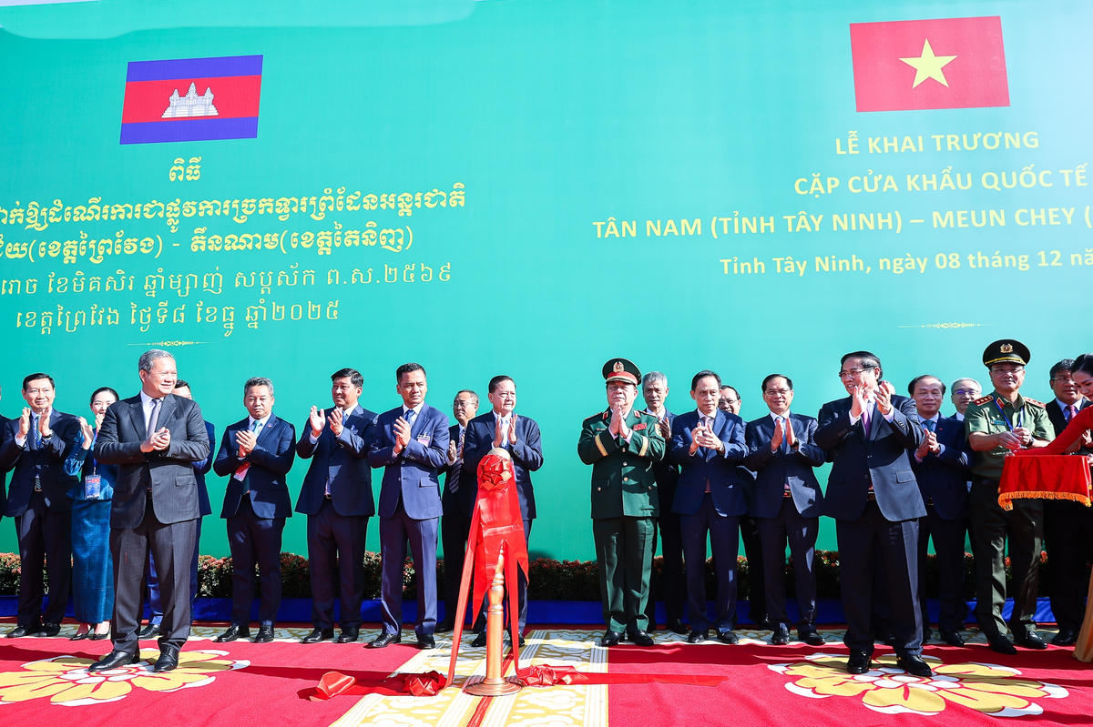 Thủ tướng Chính phủ Phạm Minh Chính và Thủ tướng Campuchia Hun Manet cắt băng khánh thành cầu hữu nghị Tân Nam - Meun Chey giữa hai nước - Ảnh: VGP/Nhật Bắc