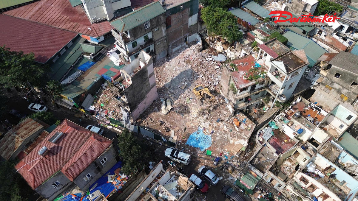 Theo ghi nhận của PV Báo Đại đoàn kết, những ngày qua nhiều công nhân, cùng máy móc nhanh chóng tháo dỡ các công trình để bàn giao mặt bằng phục vụ thi công tuyến đường Vành đai 1 đoạn Hoàng Cầu – Voi Phục.&nbsp;