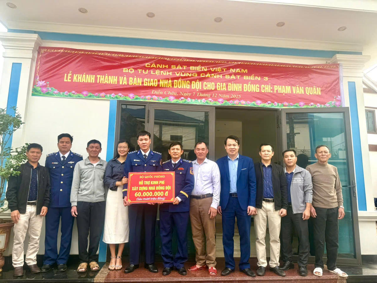 Quang cảnh lễ trao tặng nhà đồng đội. Ảnh: Ngọc Chung.