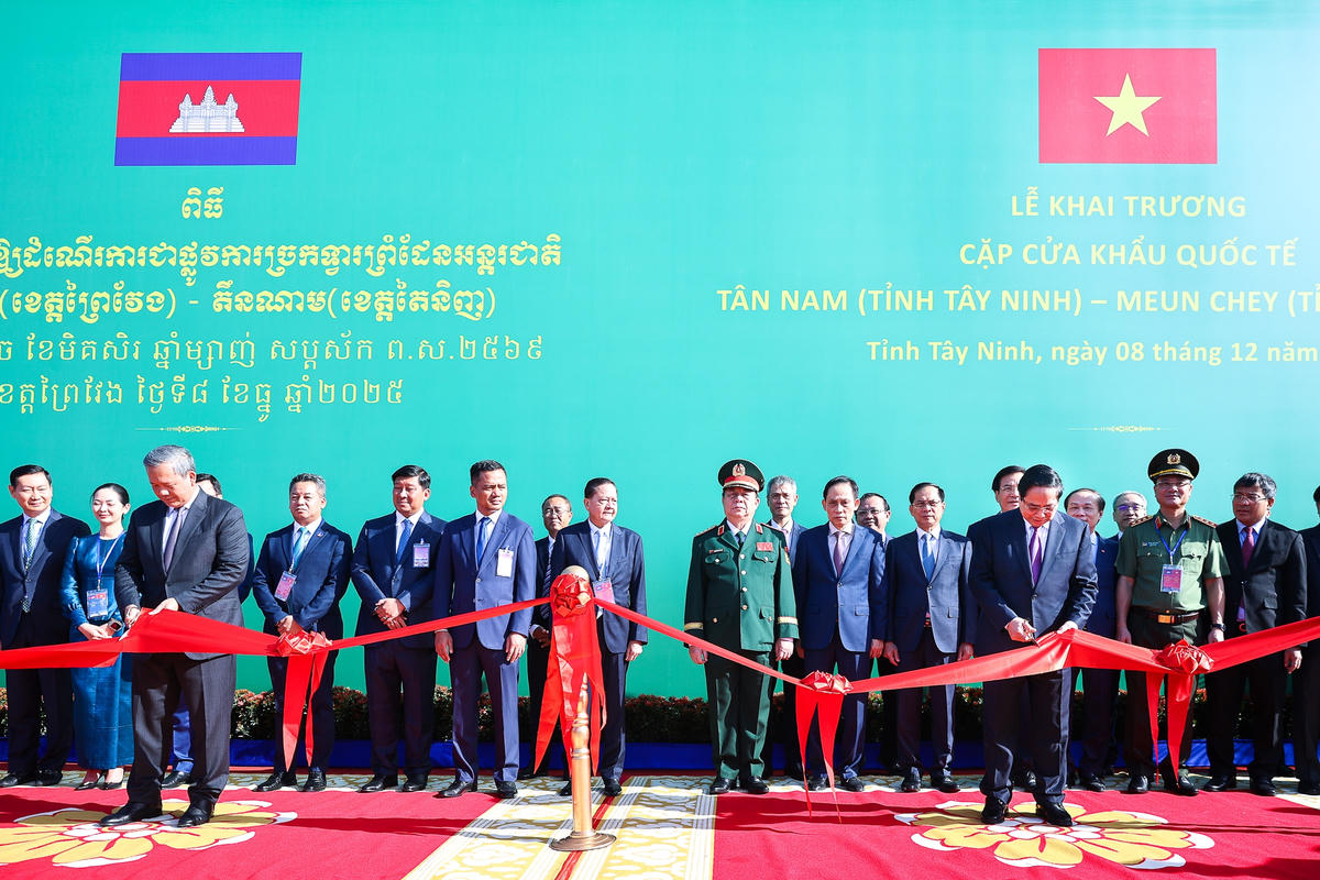 Thủ tướng Chính phủ Phạm Minh Chính và Thủ tướng Campuchia Hun Manet cắt băng khánh thành cầu hữu nghị Tân Nam - Meun Chey giữa hai nước - Ảnh: VGP/Nhật Bắc