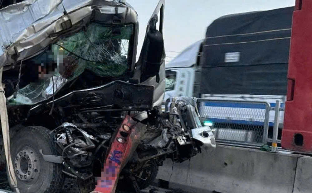 Quảng Trị: Xe tải đâm vào xe đầu kéo trên cao tốc, 5 người thương vong 