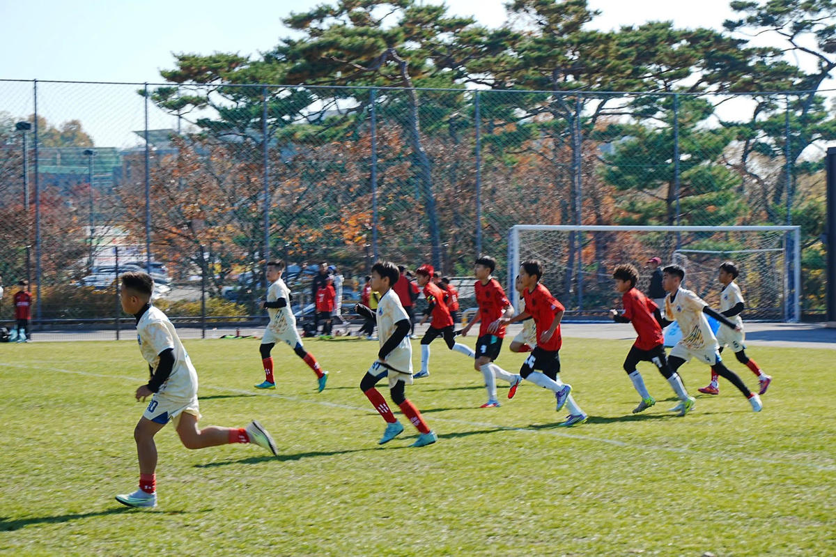 Đội bóng thiếu niên phường Hòa Cường thi đấu tại Hàn Quốc. Ảnh: Bùi Công Khanh