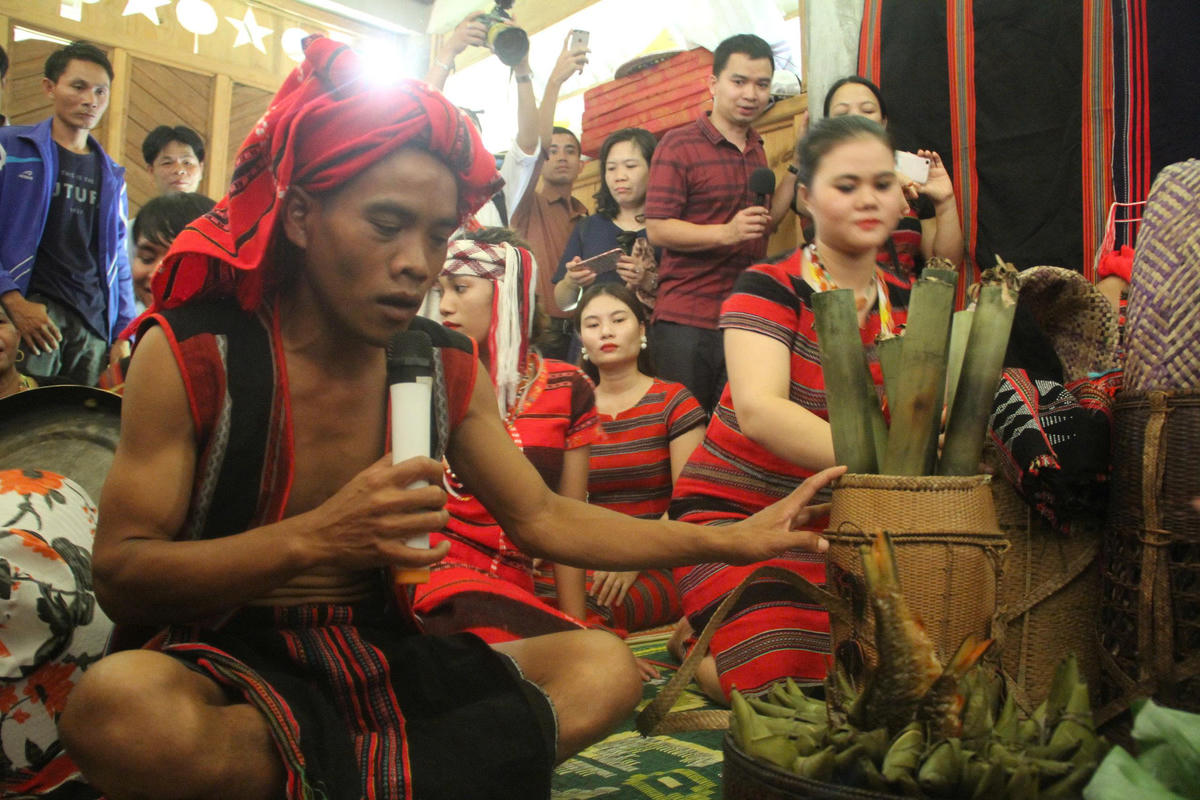 Lễ cưới của người Pa Cô trải qua nhiều nghi thức độc đáo. Ảnh: N.Q.