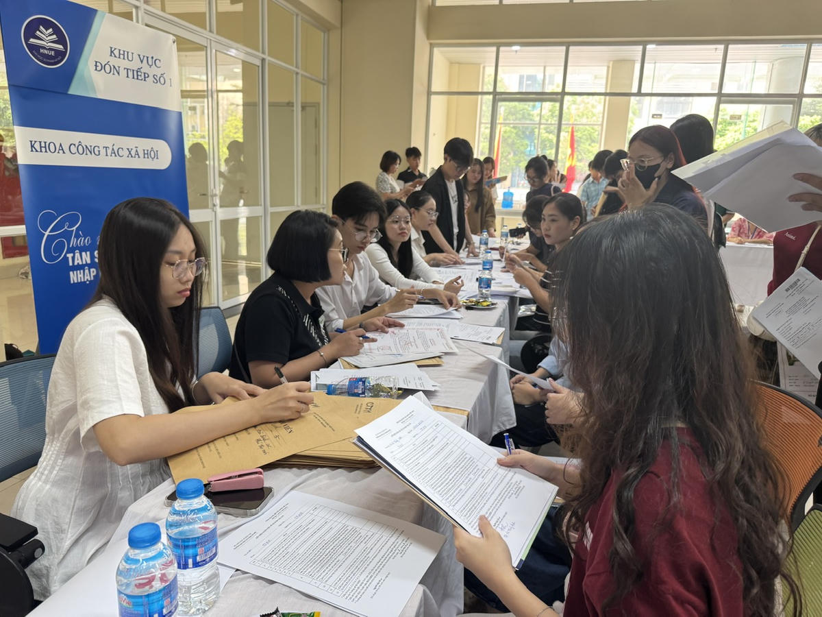 Tân sinh viên năm học 2025-2026 làm thủ tục nhập học tại Trường Đại học Sư phạm Hà Nội. Ảnh: Nguyễn Hoài