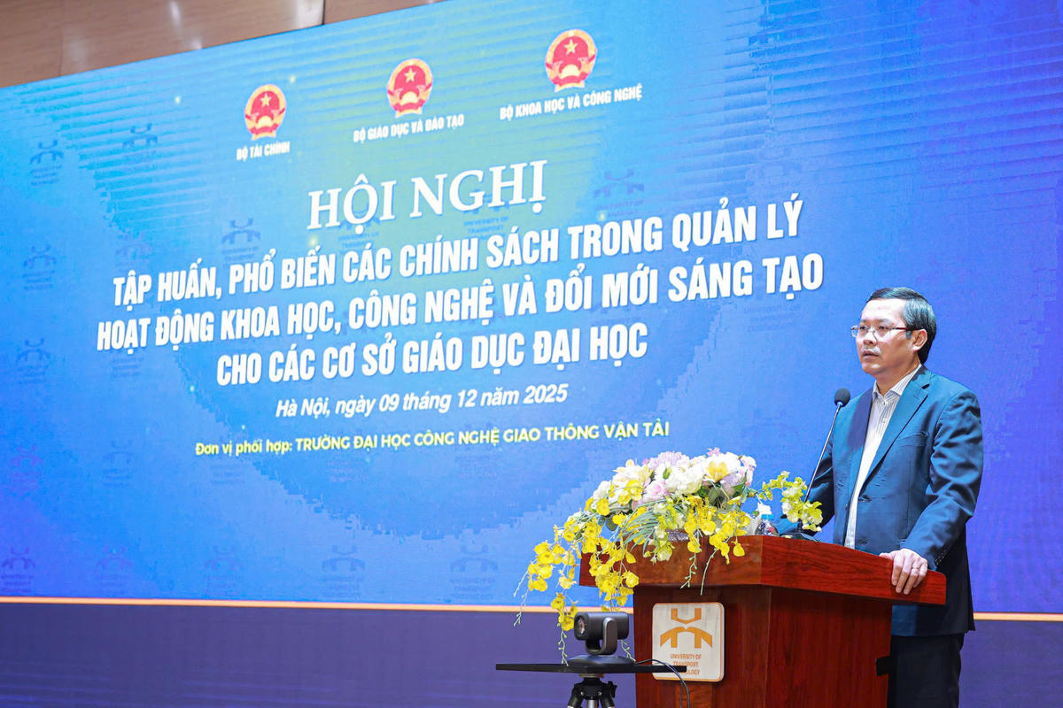 Thứ trưởng Bộ GDĐT Nguyễn Văn Phúc phát biểu tại hội nghị.