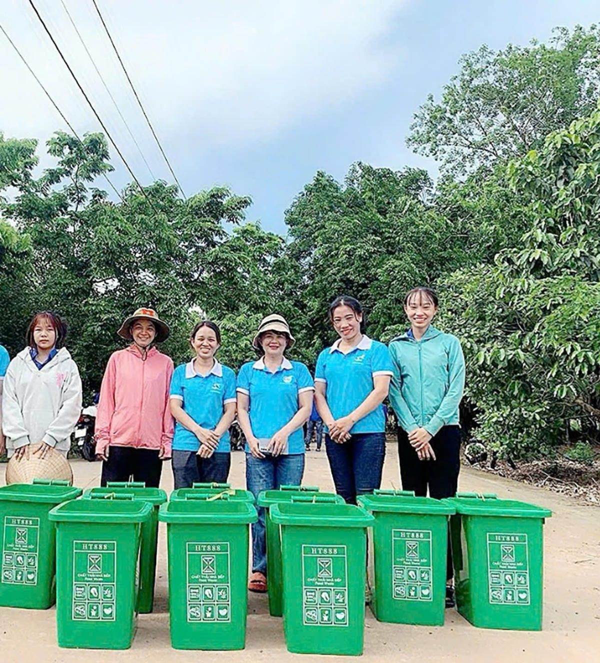 Hội Liên hiệp phụ nữ, Ban Công tác Mặt trận các khu phố phường Đồng Xoài tuyên truyền, vận động người dân thực hiện mô hình “Thùng rác gia đình - chung tay bảo vệ môi trường”. . Ảnh: Đ. C