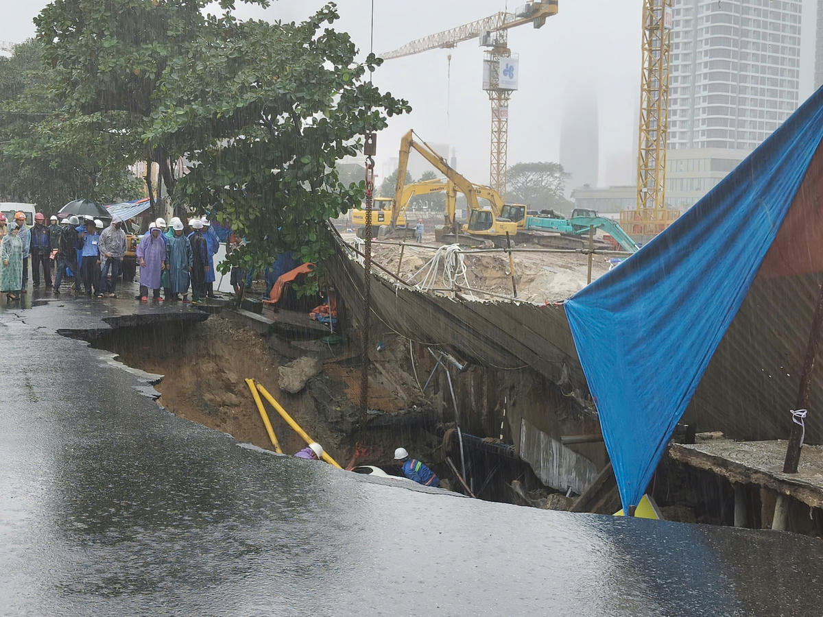 Hiện trường vụ sụt lún. Ảnh: Nguyễn Tú.