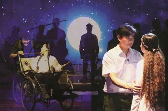 Vở “Trái tim người Hà Nội” được công chiếu tại Nhà hát Tuổi trẻ. Ảnh: Hà Phương.