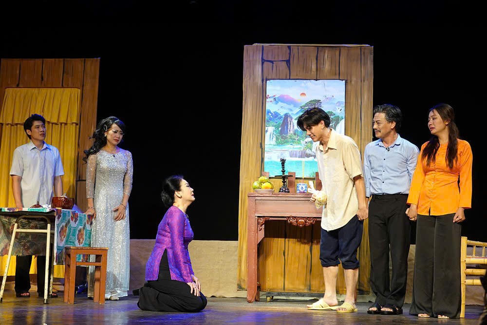 Vở “Tía ơi... má dìa” lấy nước mắt người xem. Ảnh: Thuý Bình.