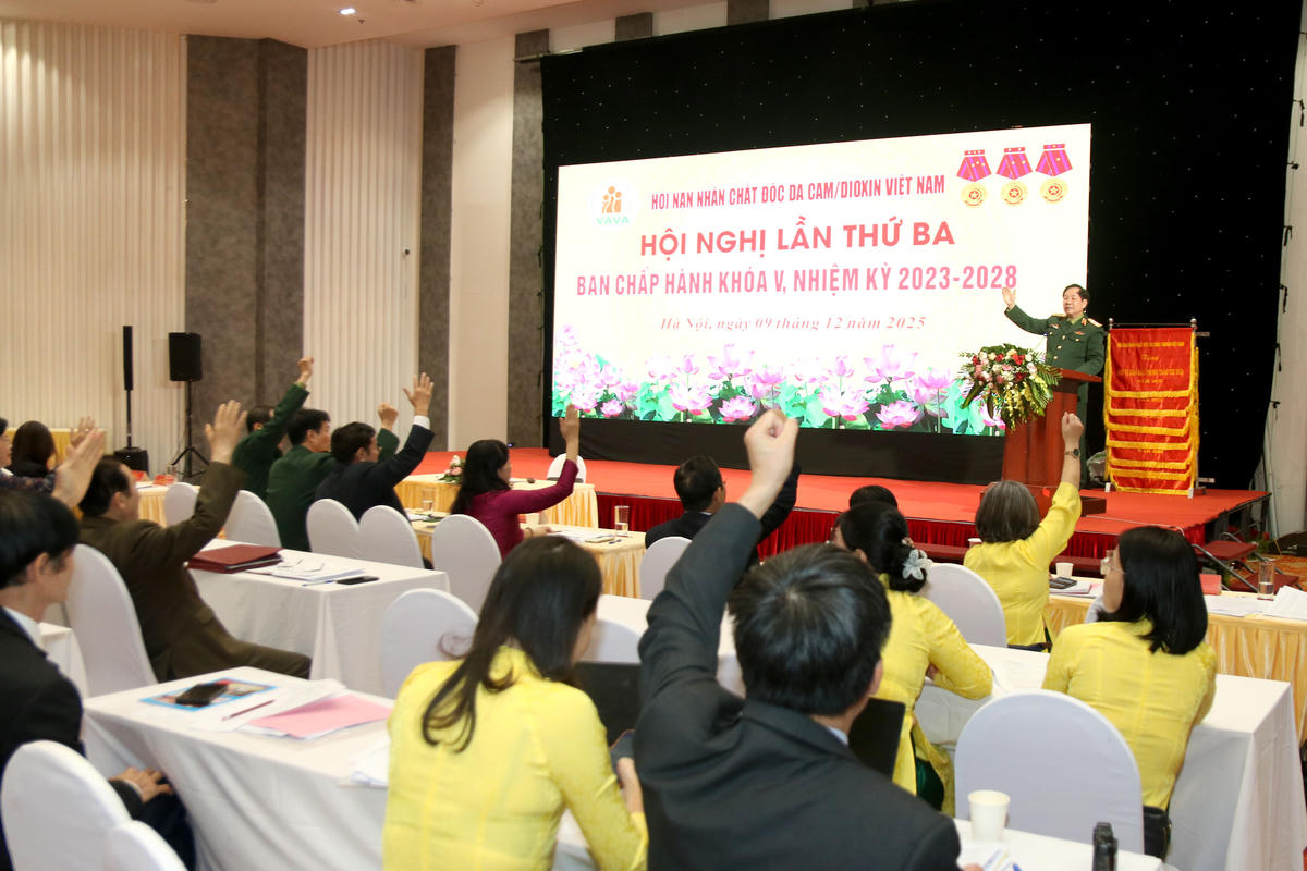 Đại biểu tiến hành biểu quyết tại Hội nghị.