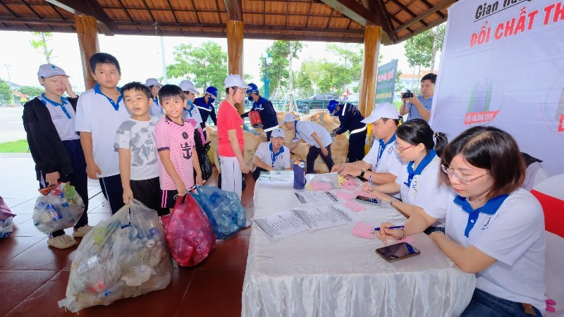 Các em học sinh trên địa bàn tỉnh Đồng Nai thu gom chất thải nhựa đổi quà. . Ảnh: Nhất Sơn