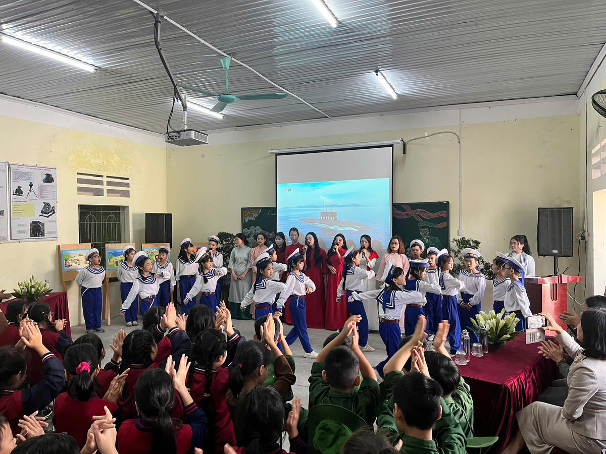 Học sinh Trường Tiểu học Tây Tựu A tham gia hoạt động chuyên đề, lồng tiếng Anh vào chương trình giao lưu do nhà trường tổ chức sáng 9/12.&nbsp;