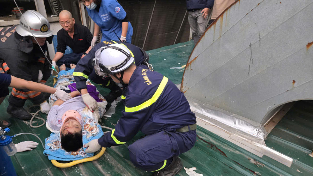 Lực lượng cứu nạn cứu hộ sơ cấp cứu cho nạn nhân, cố định nạn nhân bằng cáng cứng.. 