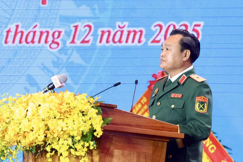 Thiếu tướng Trần Vinh Ngọc, Bí thư Đảng ủy, Chính ủy Quân khu 7 trình bày diễn văn Lễ kỷ niệm. Ảnh: Báo Quân khu 7.