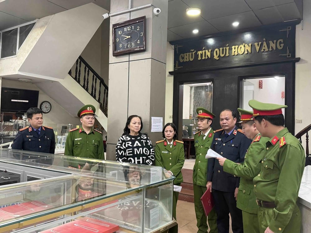 Cơ quan Cảnh sát điều tra tống đạt quyết định khởi tố, bắt tạm giam đối với&nbsp; bà Lê Thị Thu Hương.