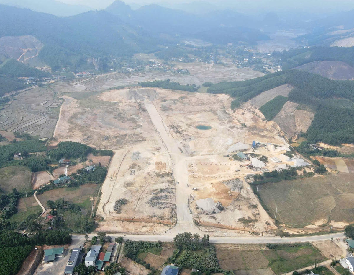 Sau 5 năm triển khai, dự án vẫn chỉ là một bãi đất ngổn ngang, với nhiều hạng mục dang dở. Ảnh: Nguyễn Chung.