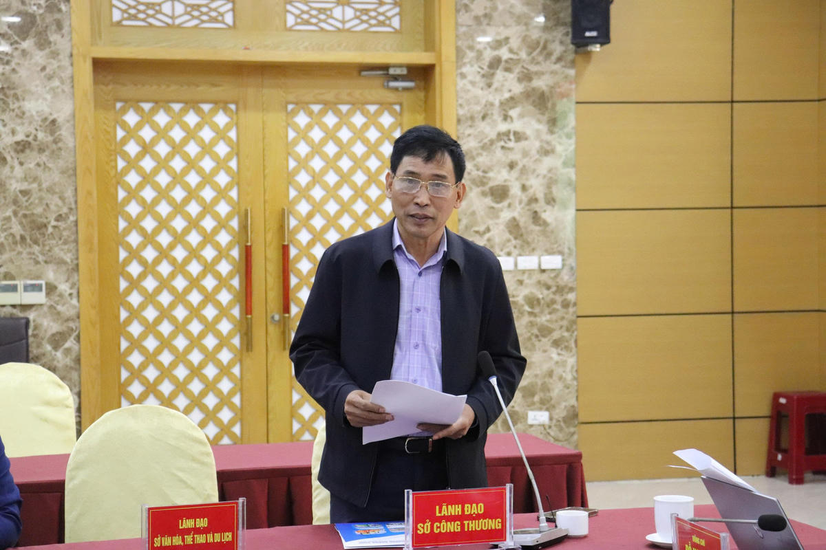 Ông Nguyễn Tiến Dũng, Phó Giám đốc Sở Công thương tỉnh Quảng Ninh thông tin về Hội chợ tại Hội nghị thông tin báo chí chiều 9/12.&nbsp;