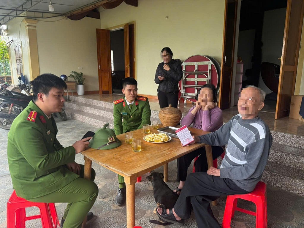 Công an xã kịp thời ngăn chặn ông L. không bị sập bẫy của những đối tượng lừa đảo. Ảnh: Công an tỉnh Nghệ An