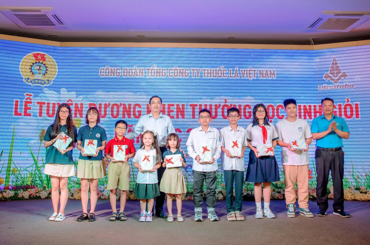 Ông Vũ Thành Thái – phụ trách Ban TGNC CĐCT và Ông Hồ Kỳ Quốc Hùng chủ tịch CĐTCT trao thưởng cho các cháu HSG