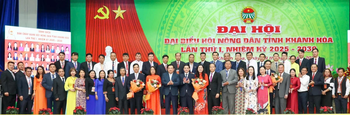 
Ban Chấp hành Hội Nông dân tỉnh Khánh Hòa nhiệm kỳ mới ra mắt đại hội và nhận hoa chúc mừng của lãnh đạo Trung ương Hội Nông dân Việt Nam. Ảnh: X.H.