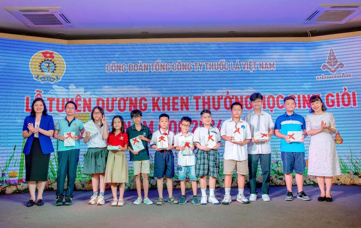 Bà Lê Thị Đức, phó chủ tịch CĐCTVN và bà Trần Thị Hoàng Mai, phó bí thư TT Đảng ủy TCT trao phần thưởng cho HSG