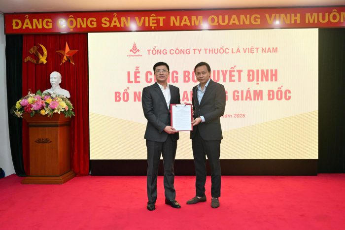 Ông Hồ Lê Nghĩa, Ủy viên Ban Chấp hành Đảng bộ Chính phủ, Bí thư Đảng ủy, Chủ tịch Hội đồng thành viên Tổng công ty trao quyết định cho ông Hà Quang Hòa
