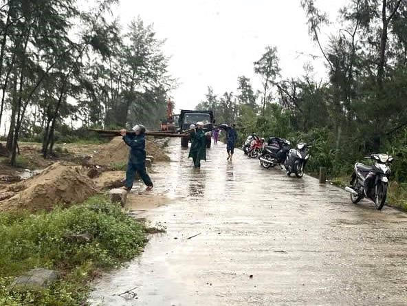 Người dân, lực lượng chức năng tích cực gia cố đê Hội Thống trước bão số 10 vừa . Ảnh: ĐH.