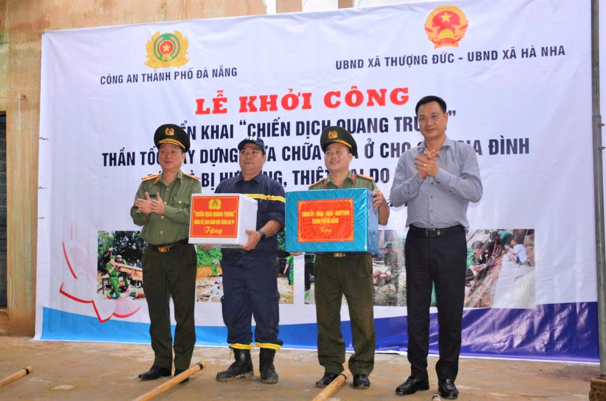 Lãnh đạo TP Đà Nẵng tặng quà cho lực lượng chức năng tham gia "Chiến dịch Quang Trung". Ảnh: CV.